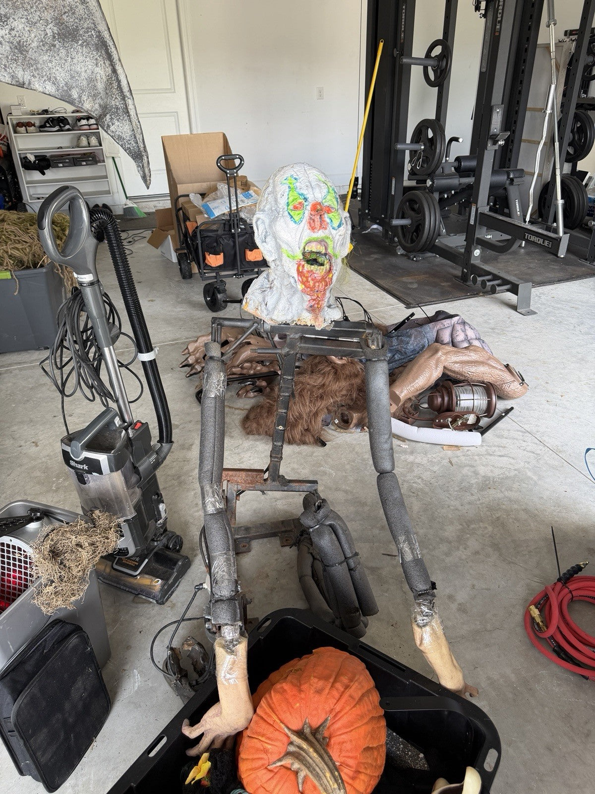 Scarefactory Professional Halloween Lifesize Animatronic Prop Clown Pneumatic