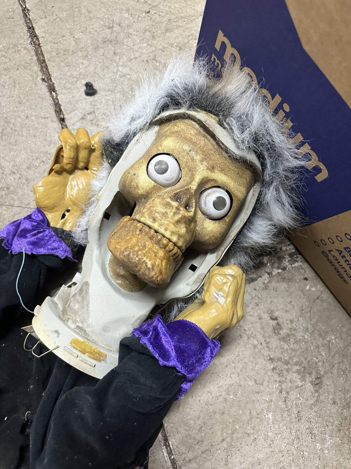 Spirit Halloween Animated Animatronic Life Size Face Ripper Magic Power Gemmy