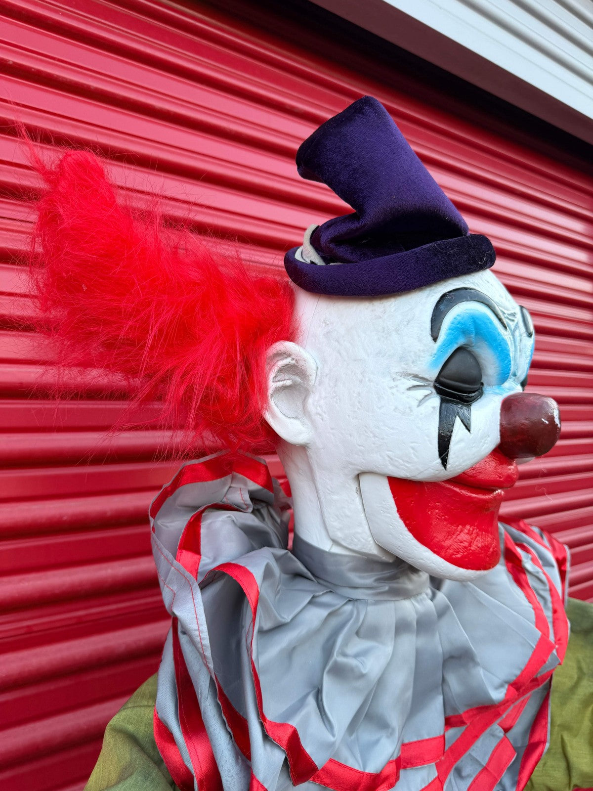 Spirit Halloween Animated Life Size Animatronic Prop Giggles The Clown Tekky