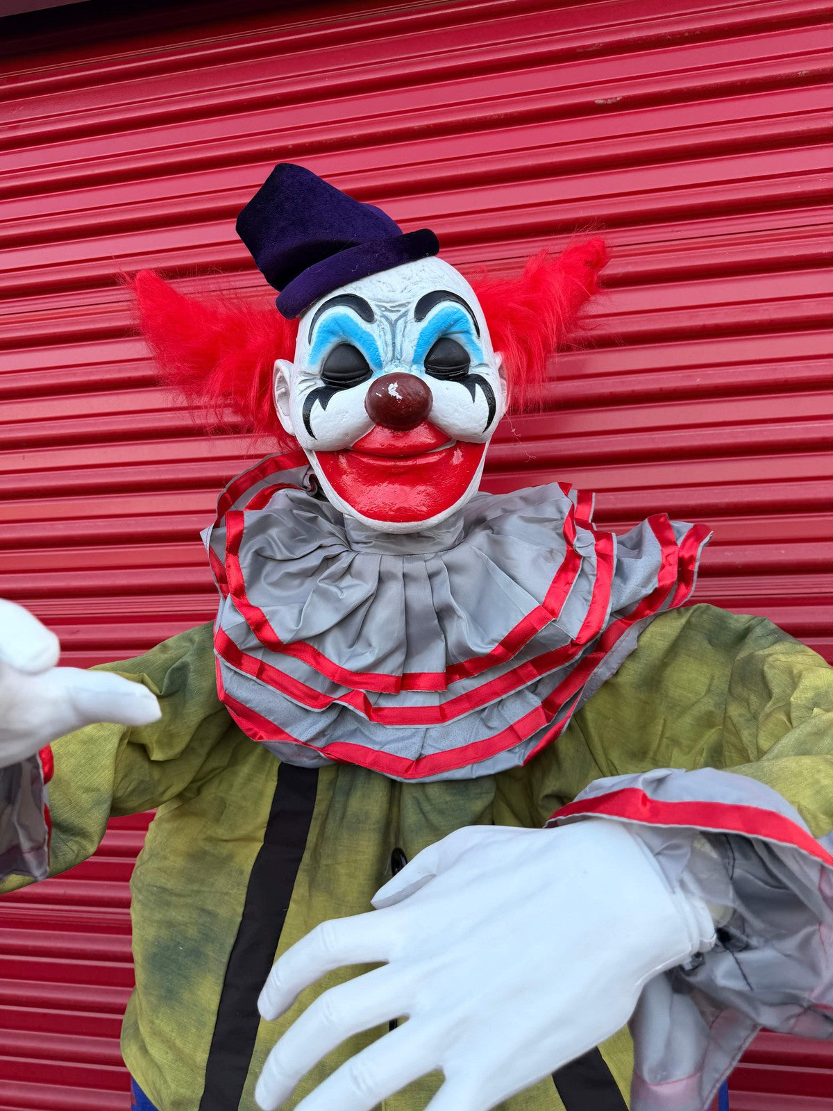 Spirit Halloween Animated Life Size Animatronic Prop Giggles The Clown Tekky