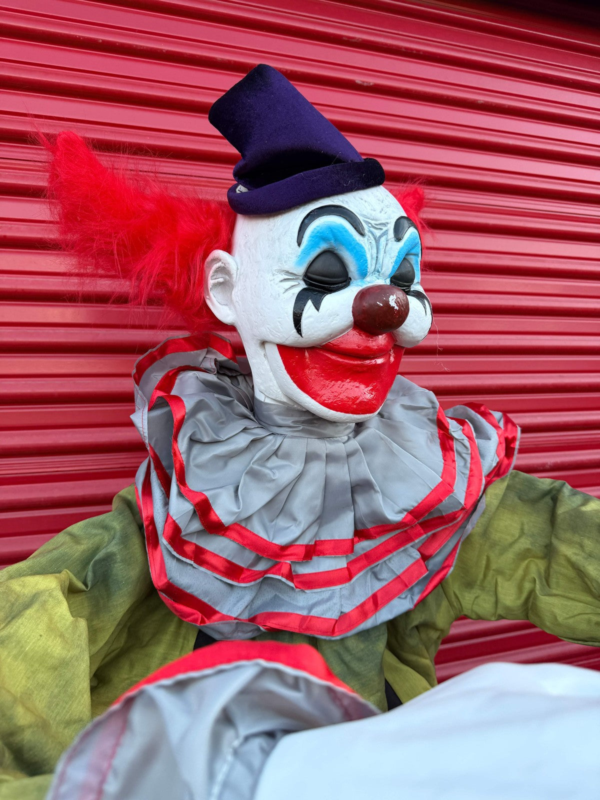 Spirit Halloween Animated Life Size Animatronic Prop Giggles The Clown Tekky