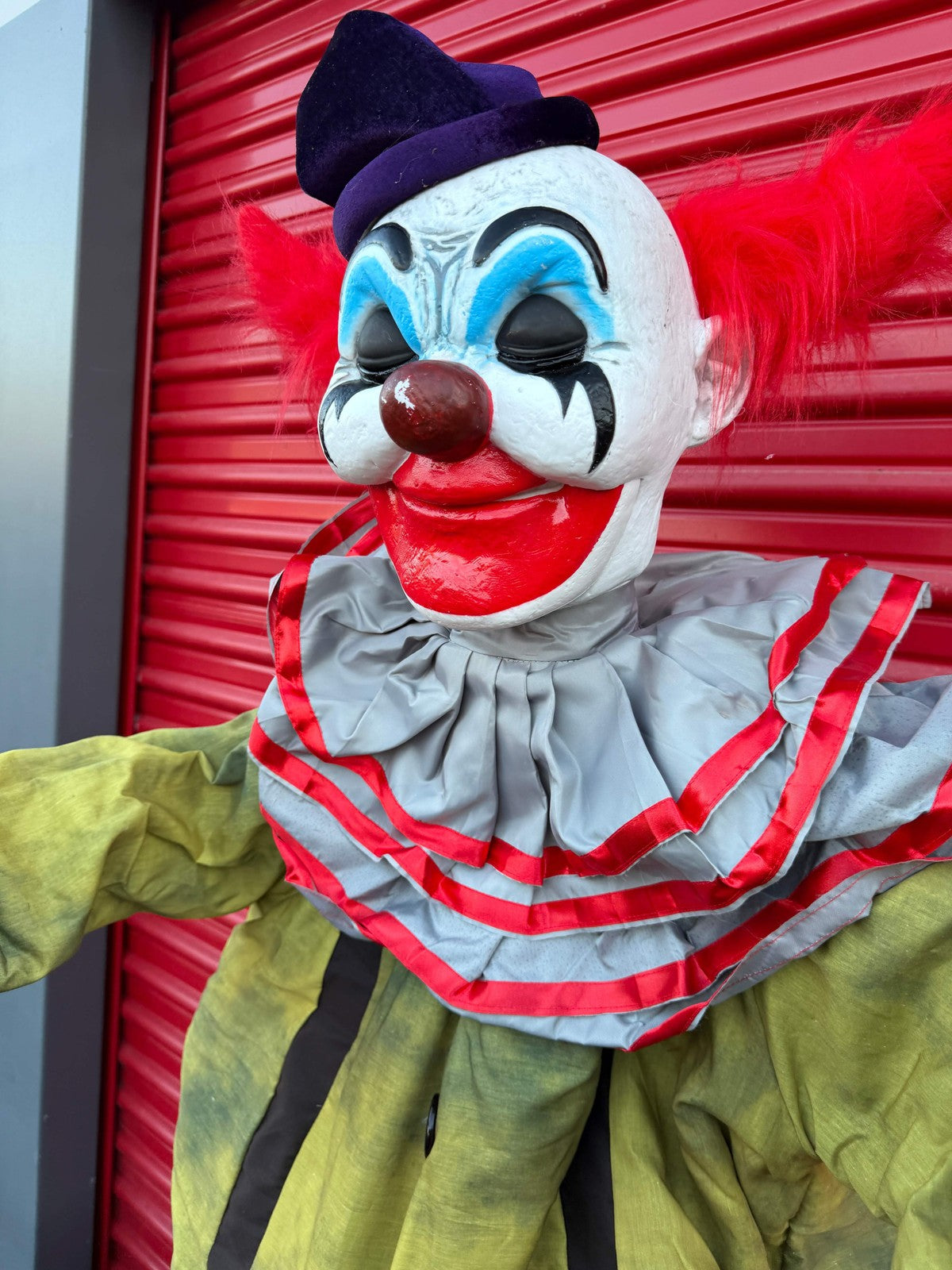 Spirit Halloween Animated Life Size Animatronic Prop Giggles The Clown Tekky