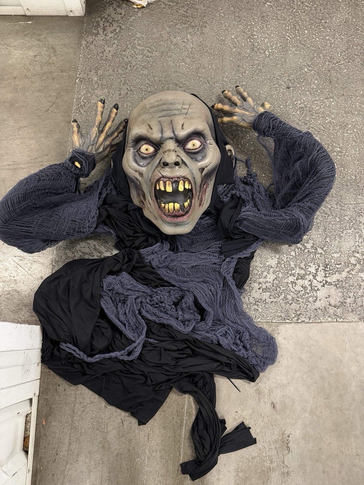 Spirit Halloween Life Size Giant 12ft Hanging Vampire Not Animatronic Animated