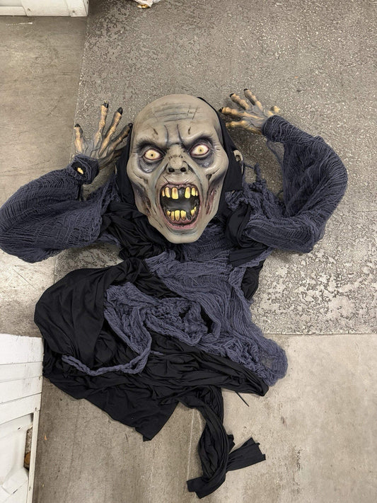 Spirit Halloween Life Size Giant 12ft Hanging Vampire Not Animatronic Animated