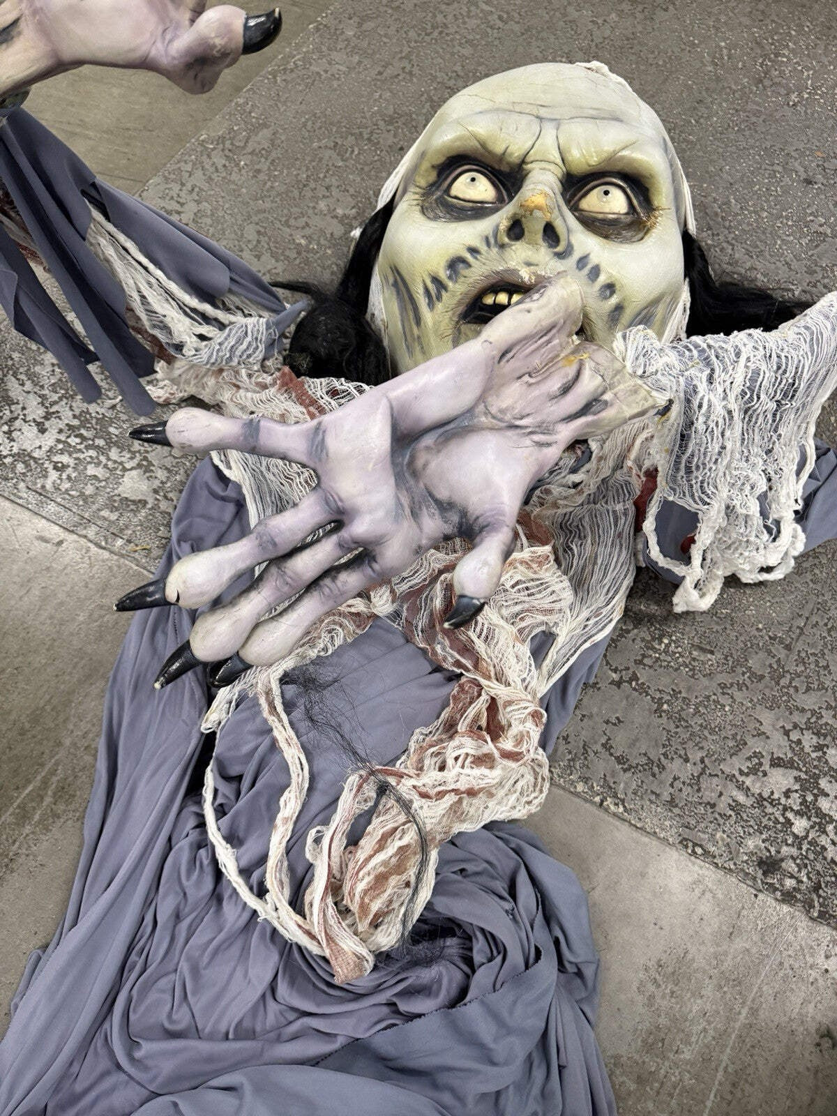 Spirit Halloween Life Size Giant 12ft Hanging Zombie Woman Not Animatronic