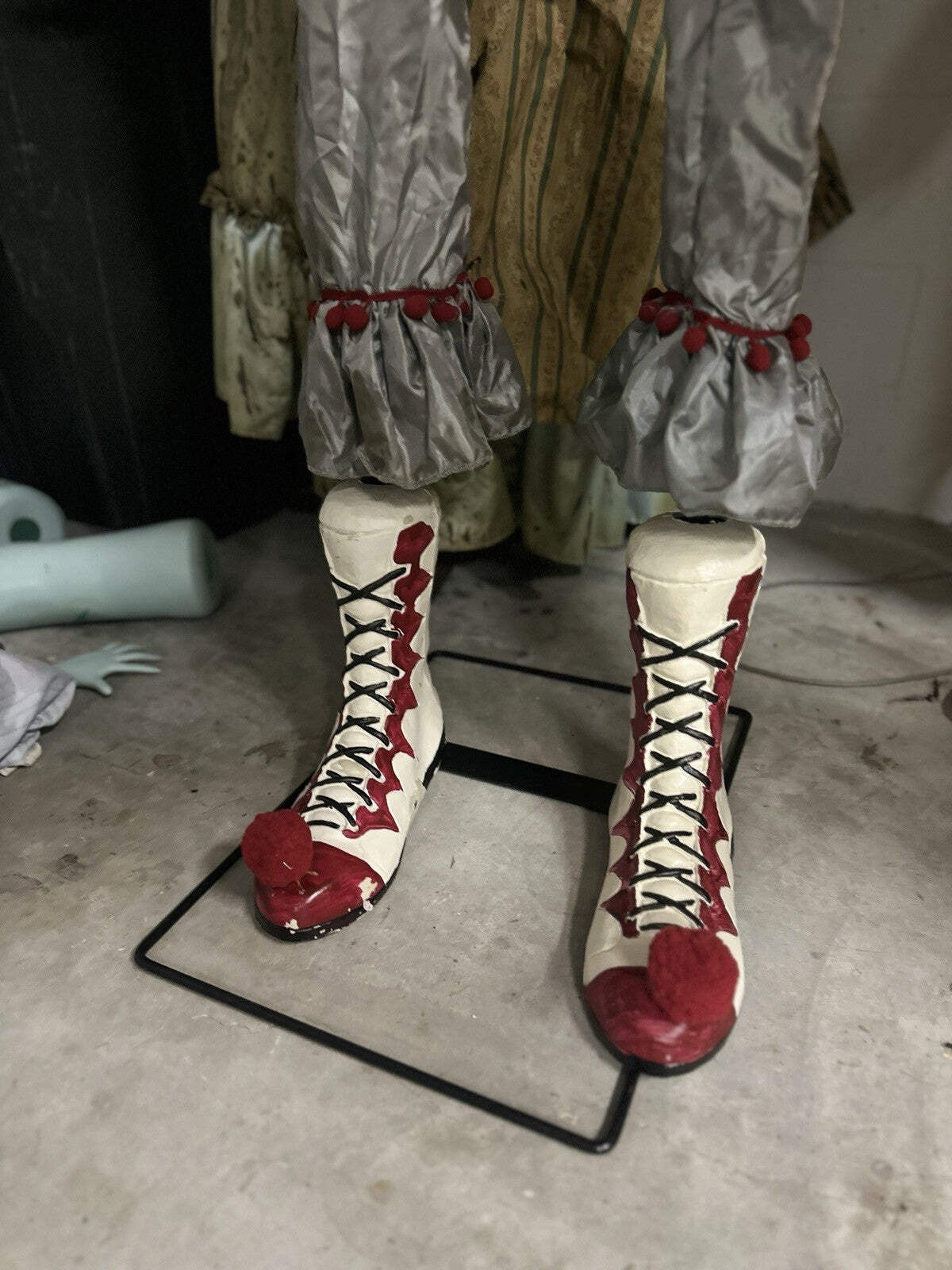 Spirit Halloween Animated Animatronic Life Size Pennywise IT Clown Prop