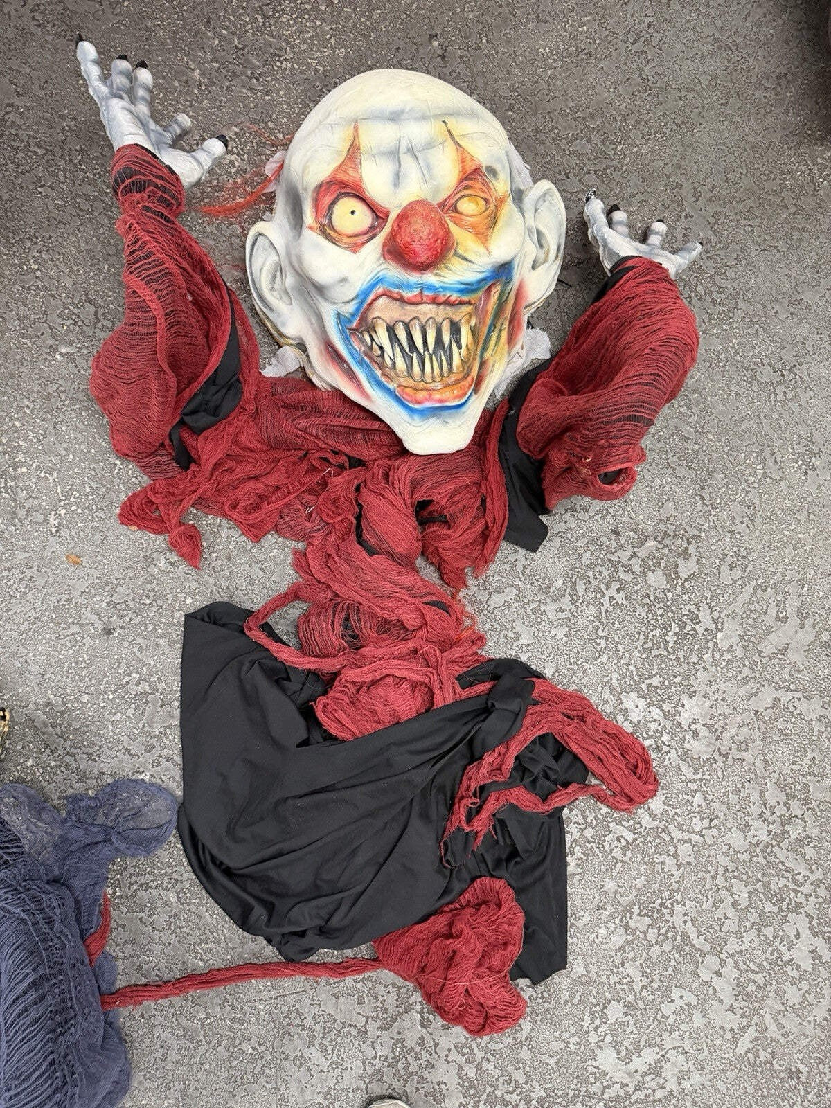 Spirit Halloween Life Size Giant 12ft Hanging Clown Carnival Not Animatronic