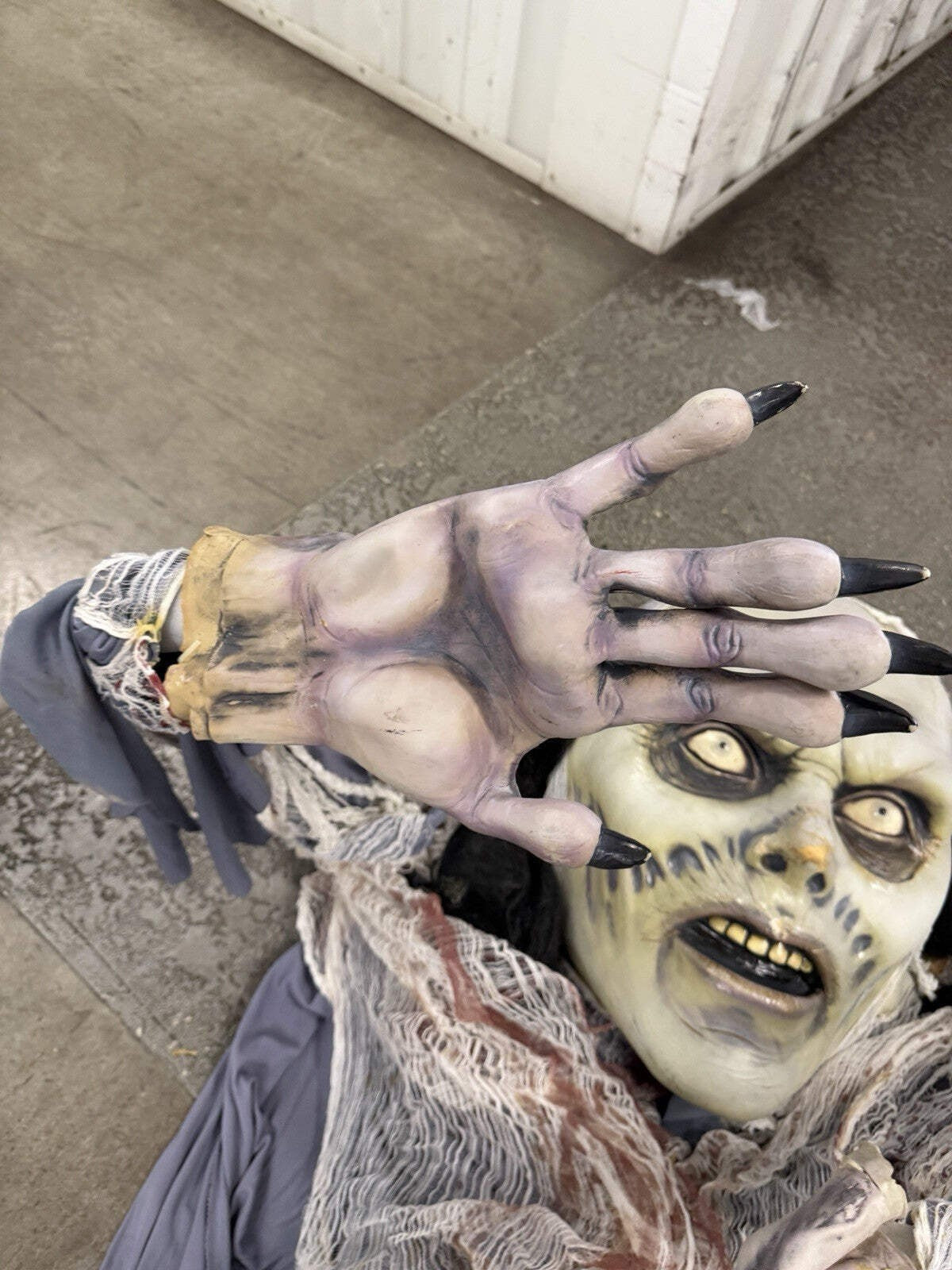 Spirit Halloween Life Size Giant 12ft Hanging Zombie Woman Not Animatronic