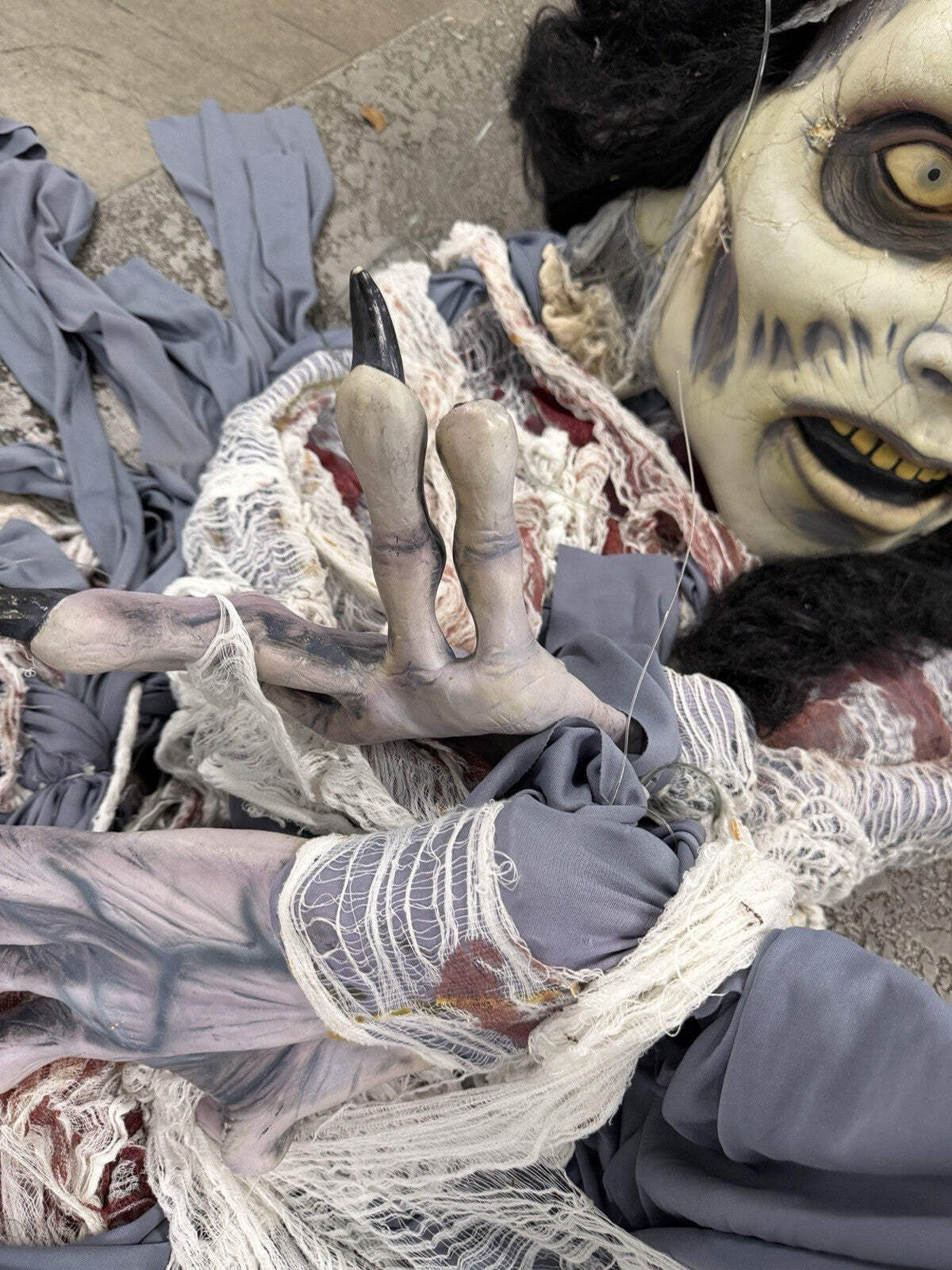 Spirit Halloween Life Size Giant 12ft Hanging Zombie Woman Not Animatronic