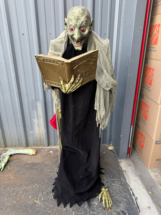 Spell Casting Witch - Animatronic