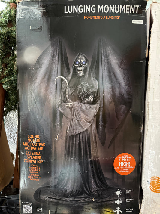 Lunging Monument Animatronic